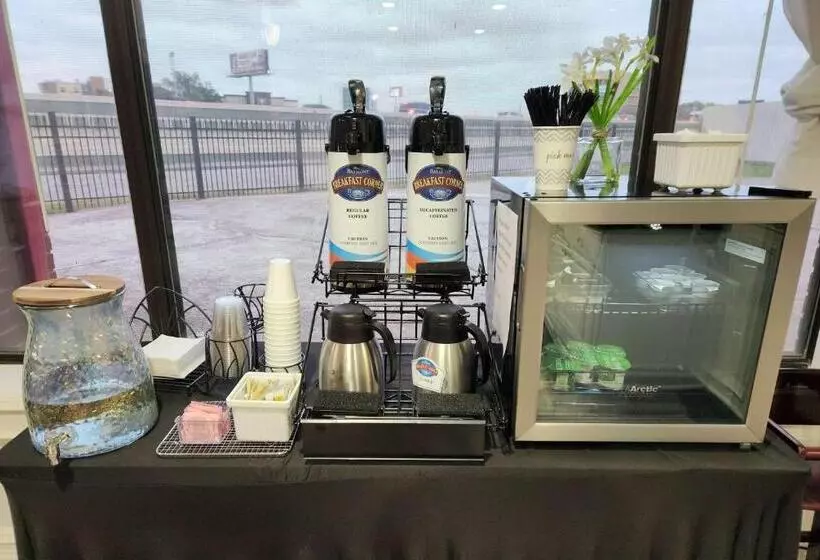 Отель Baymont By Wyndham Houston Brookhollow