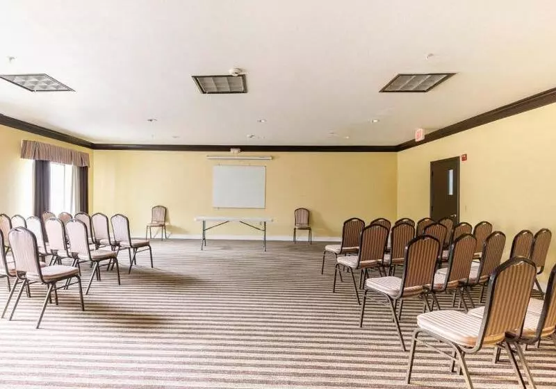 Отель Baymont By Wyndham Houston Brookhollow