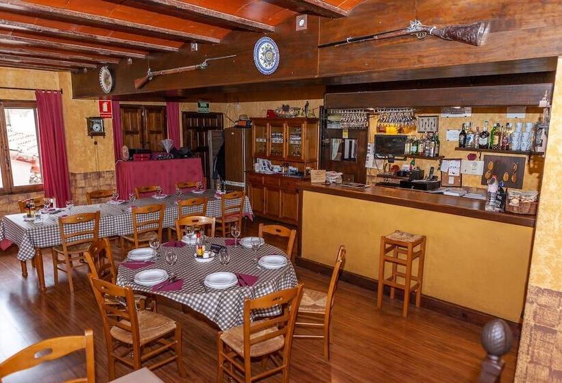 Отель Hostal Hostatgeria Sant Jaume