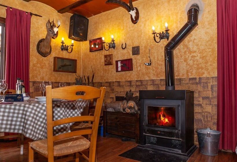 Отель Hostal Hostatgeria Sant Jaume