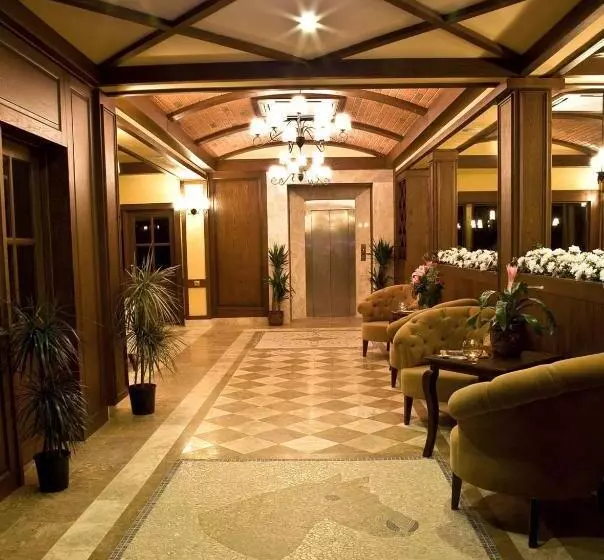 Padok Premium Hotel And Stables