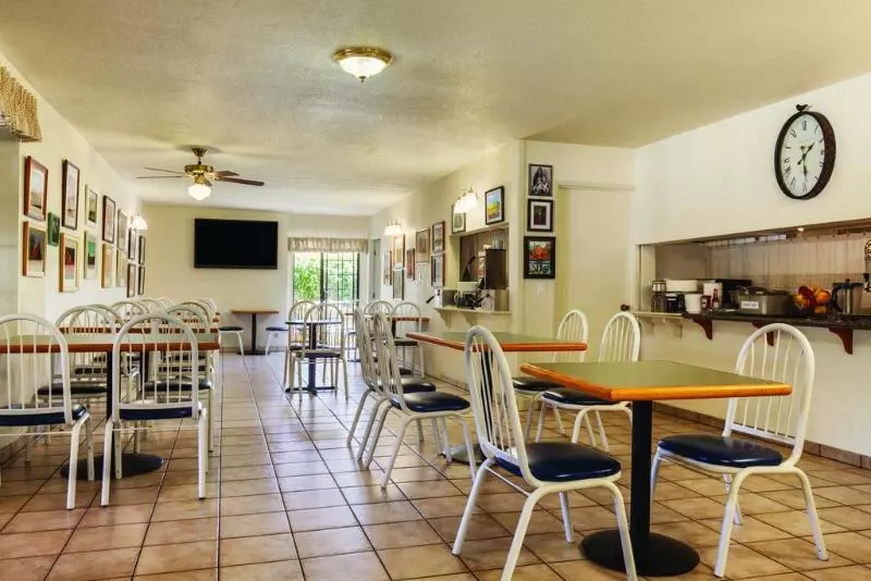 בית מלון כפרי Sands Inn & Suites