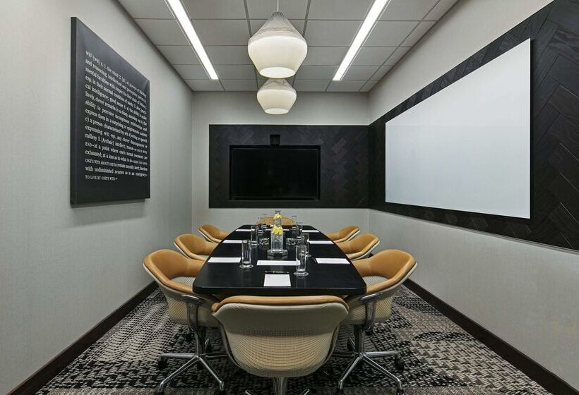 فندق Thewit Chicago, A Hilton