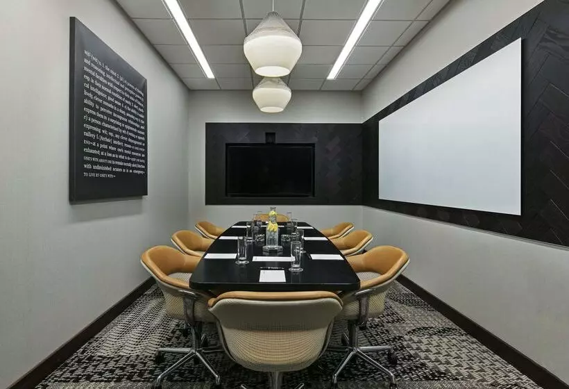 هتل Thewit Chicago, A Hilton