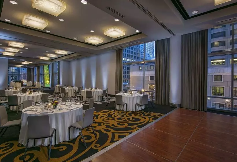 هتل Thewit Chicago, A Hilton