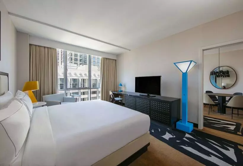 هتل Thewit Chicago, A Hilton