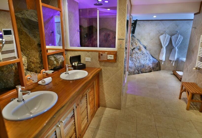 هتل Charming Luxury Lodge & Private Spa