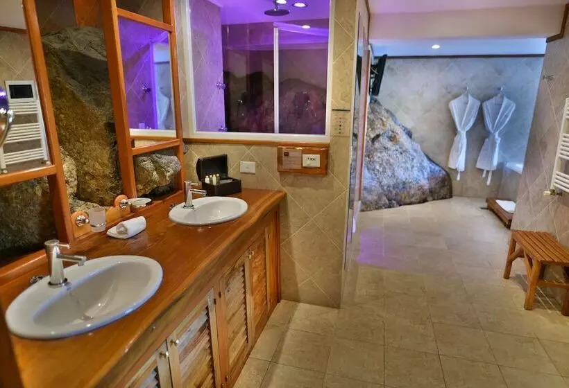 هتل Charming Luxury Lodge & Private Spa