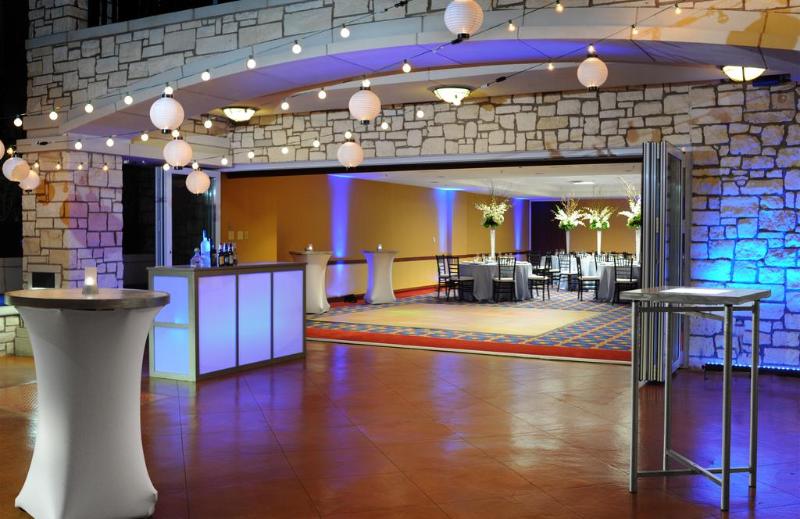 هتل Courtyard By Marriott San Antonio Riverwalk