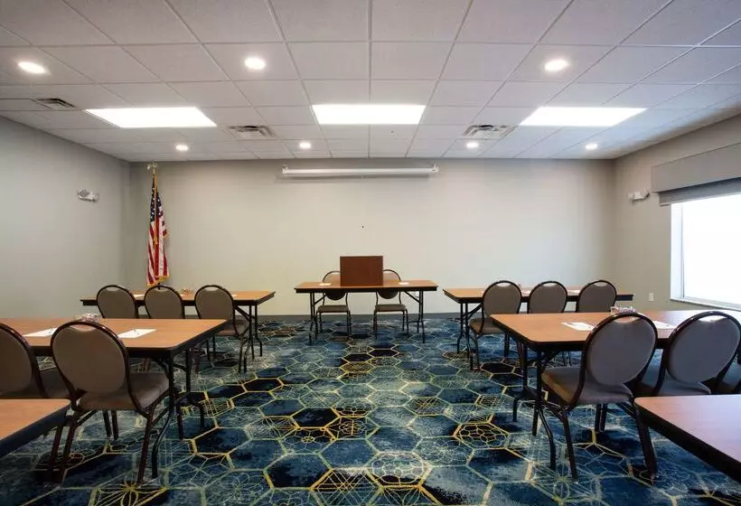 هتل Hampton Inn Watertown