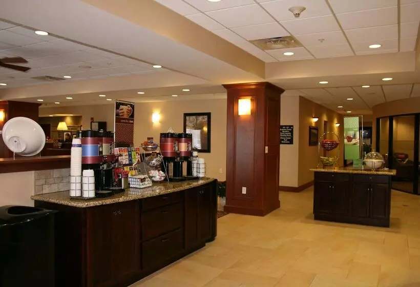 هتل Hampton Inn Watertown
