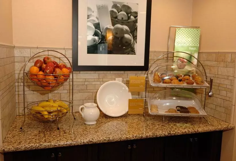 هتل Hampton Inn Watertown