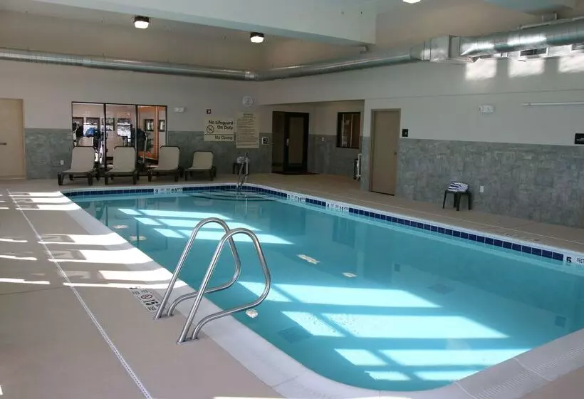 هتل Hampton Inn Watertown