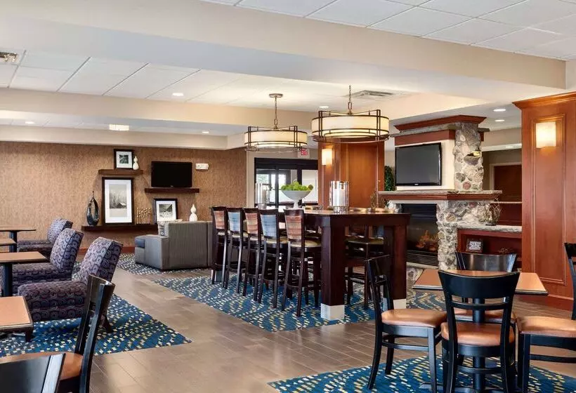 هتل Hampton Inn Watertown