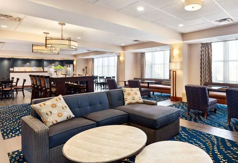 هتل Hampton Inn Watertown