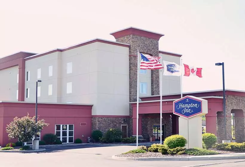 هتل Hampton Inn Watertown