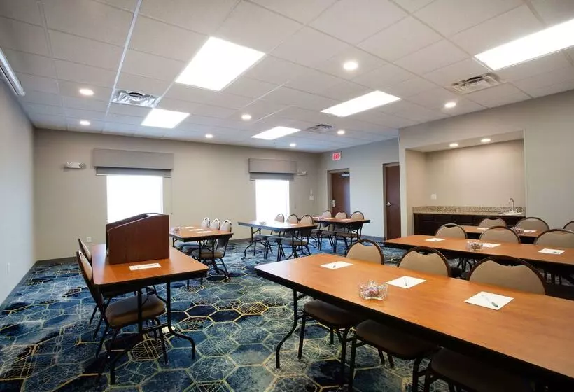 هتل Hampton Inn Watertown