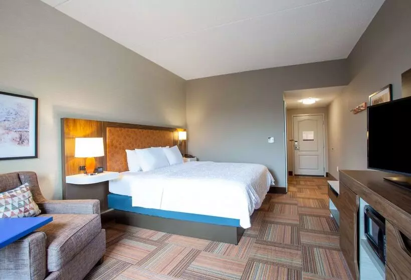 هتل Hampton Inn Watertown