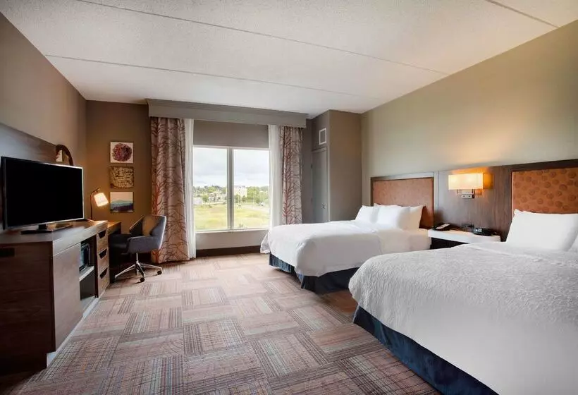 هتل Hampton Inn Watertown