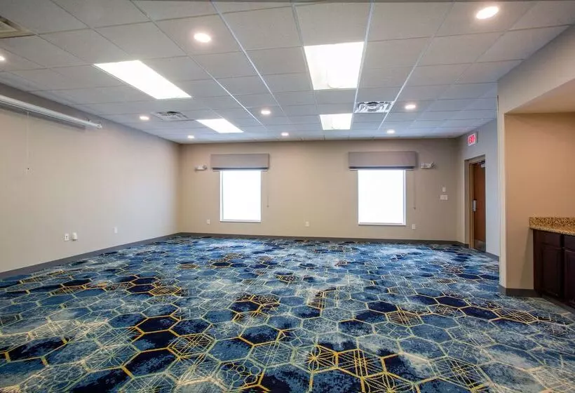 هتل Hampton Inn Watertown