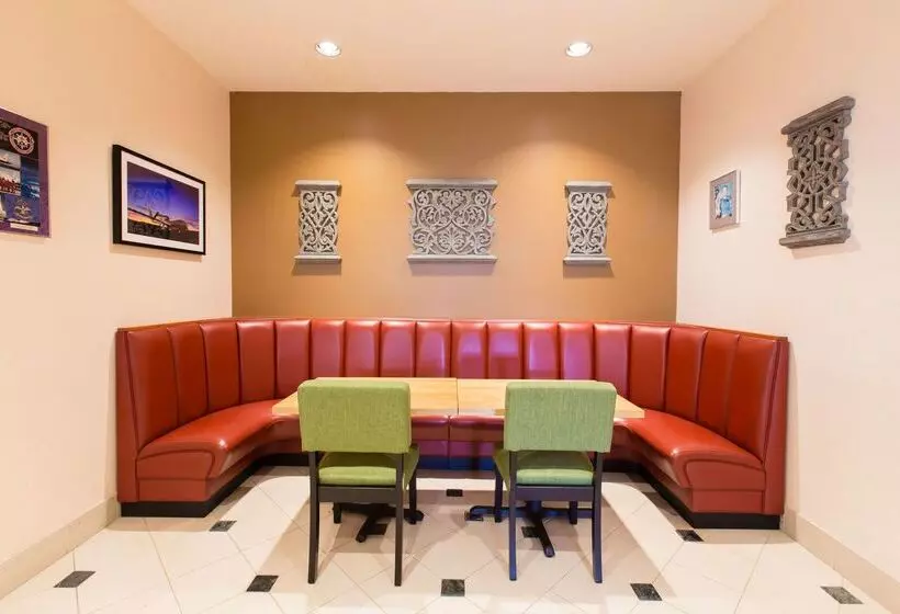 هتل Hilton Garden Inn Grand Forksund