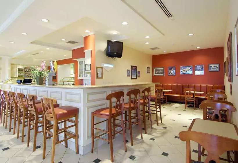 هتل Hilton Garden Inn Grand Forksund