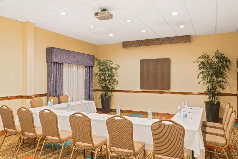 Отель Holiday Inn Express & Suites Lakeland North I 4, An Ihg