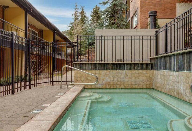 هتل Main Street Modish