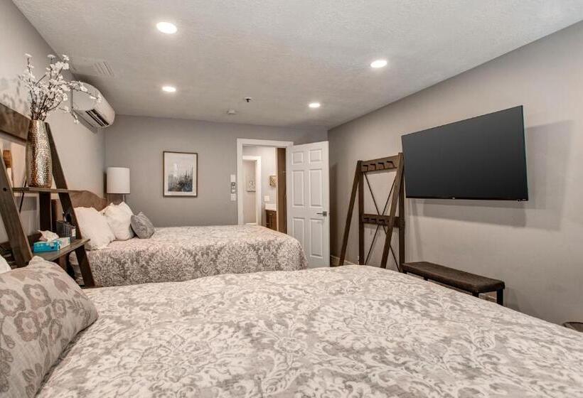 هتل Main Street Modish