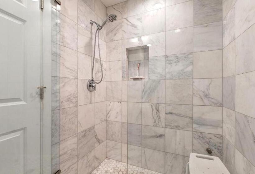 هتل Main Street Modish