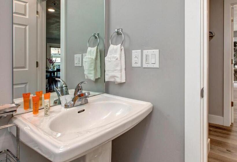 هتل Main Street Modish