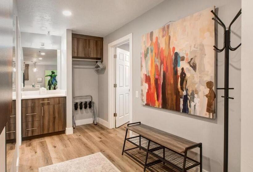 هتل Main Street Modish