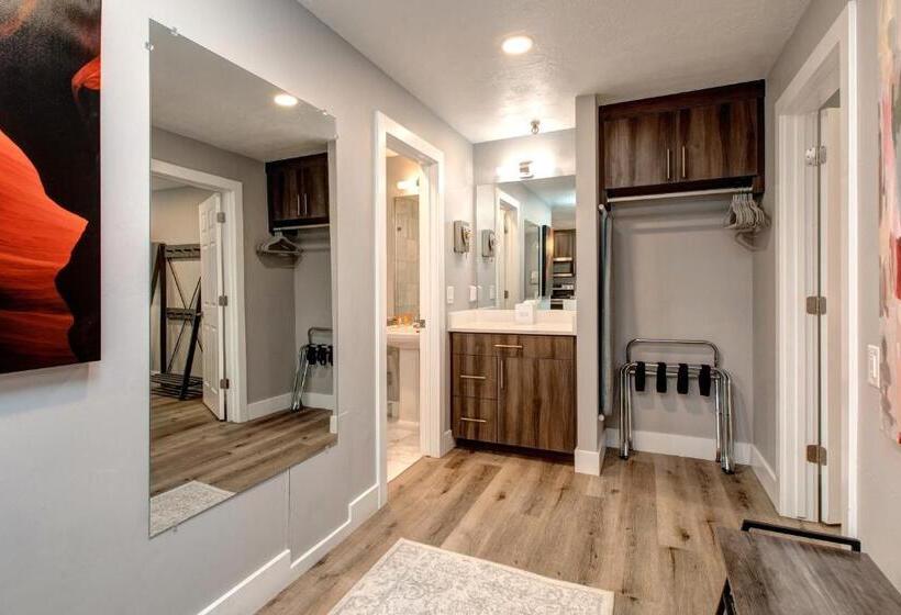 هتل Main Street Modish