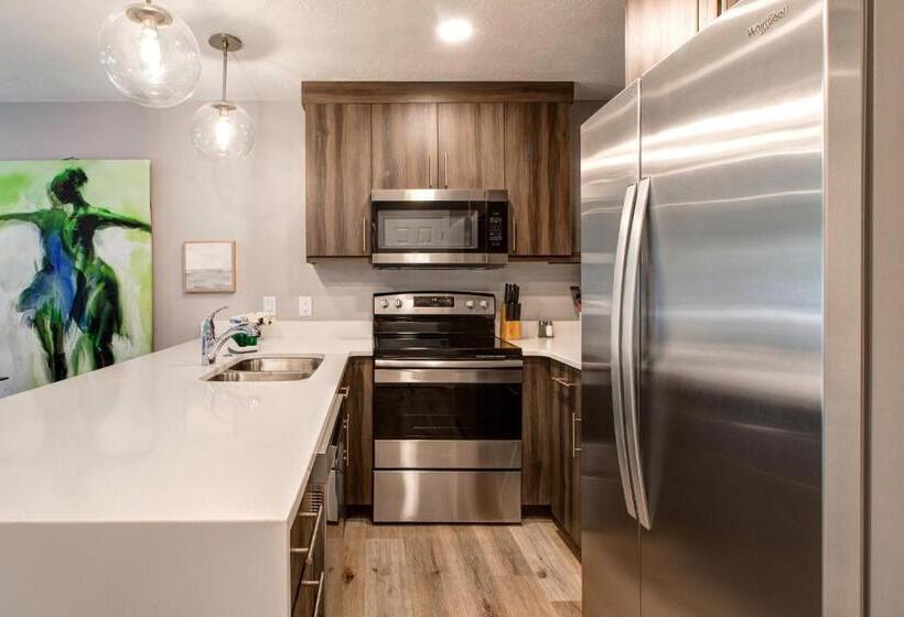 هتل Main Street Modish