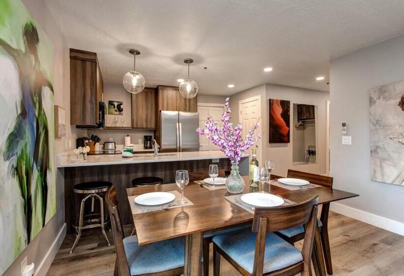 هتل Main Street Modish