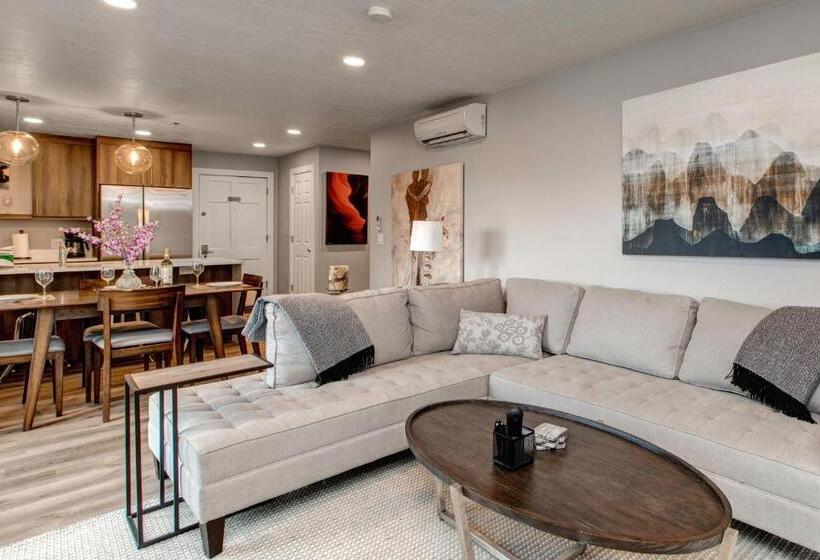 هتل Main Street Modish