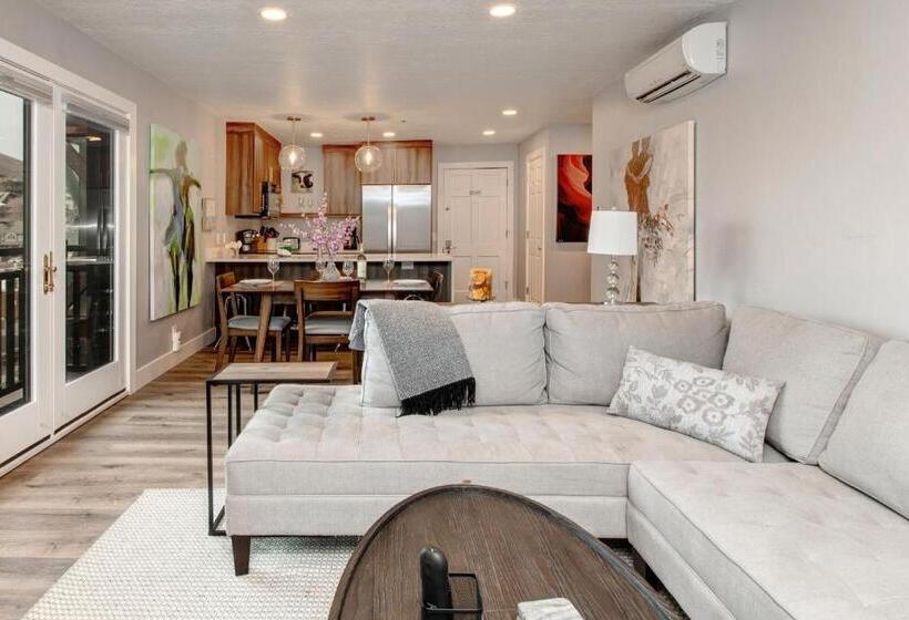 هتل Main Street Modish