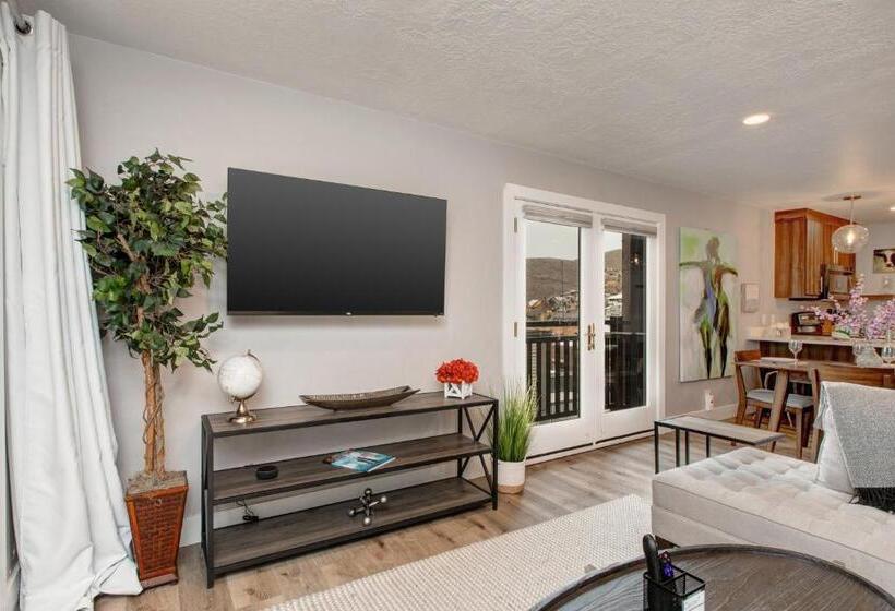 هتل Main Street Modish