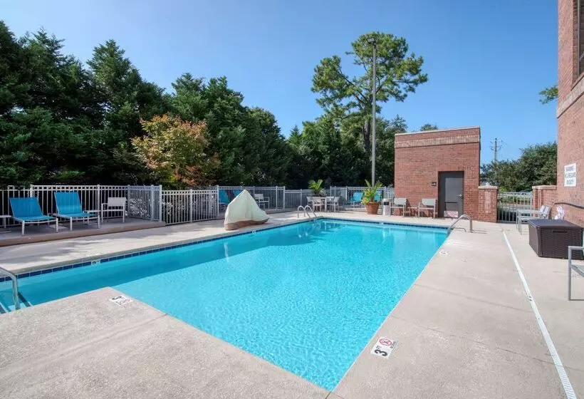 Hampton Inn Wilmingtonuniversity Area/smith Creek Station