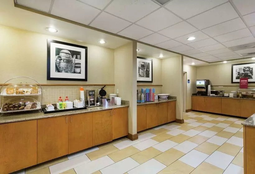 هتل Hampton Inn Petersburg Southpark Mall