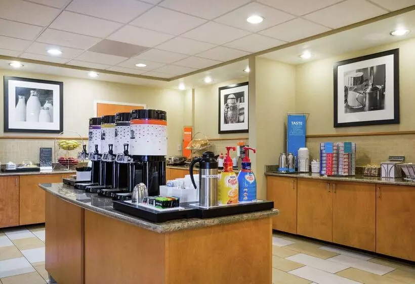 هتل Hampton Inn Petersburg Southpark Mall