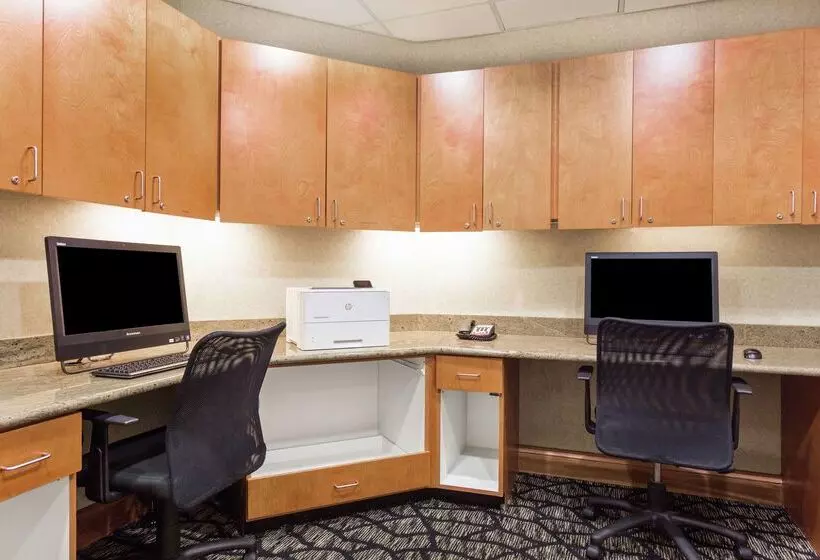 هتل Hampton Inn Petersburg Southpark Mall