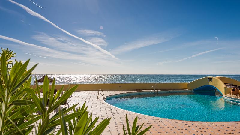 Курорт Macdonald Dona Lola Club