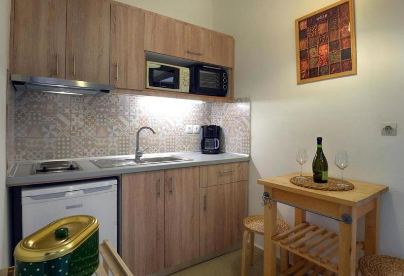 Captain's Apts Barbati