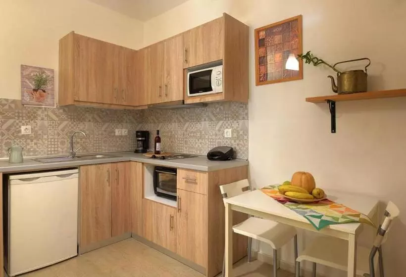 Captain's Apts Barbati