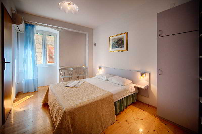 Отель Komiza Provita Guesthouse