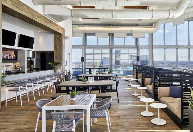 ホテル Embassy Suites By Hilton Nashville Downtown