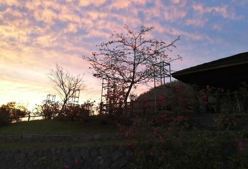 هتل Legend Village Homestay