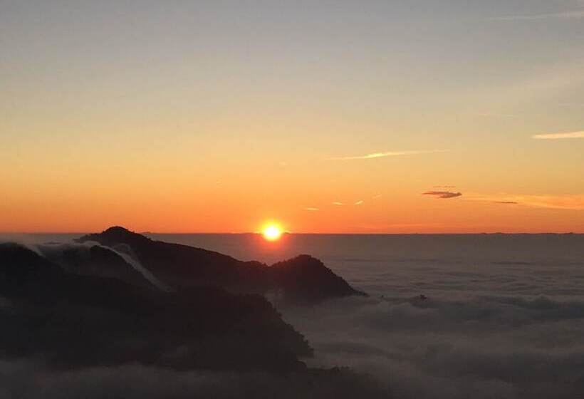 هتل Legend Village Homestay