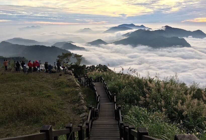 هتل Legend Village Homestay